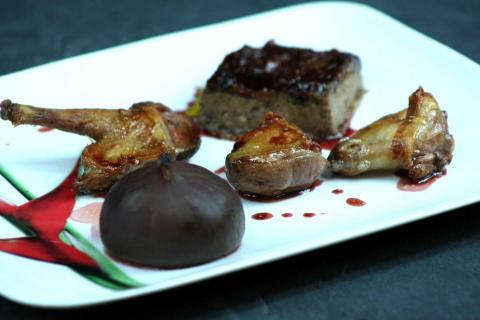 Assiette représentant le pigeon rôti farce ménagère au foie gras